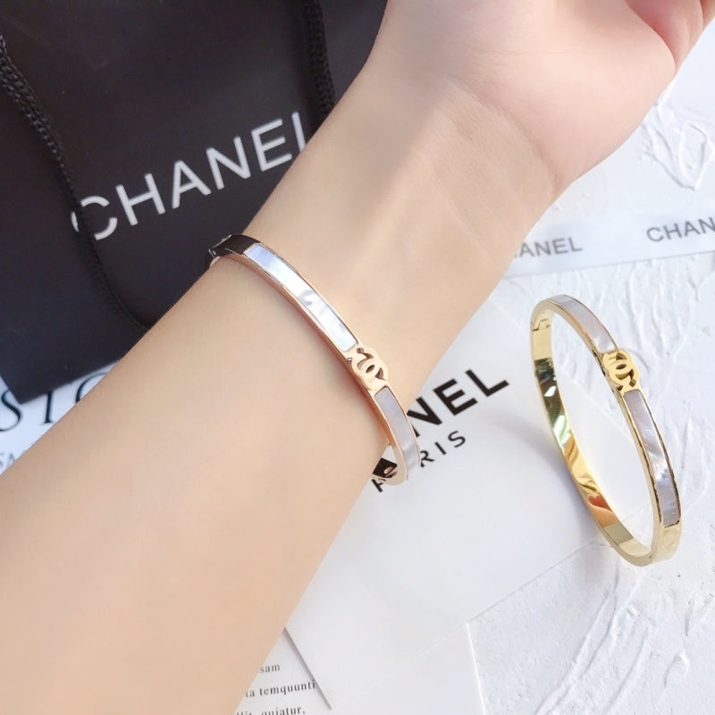 S067   Women's Titanium Steel Shell Bracelet Jewelry