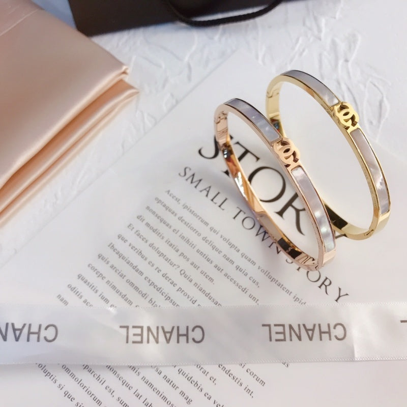 S067   Women's Titanium Steel Shell Bracelet Jewelry